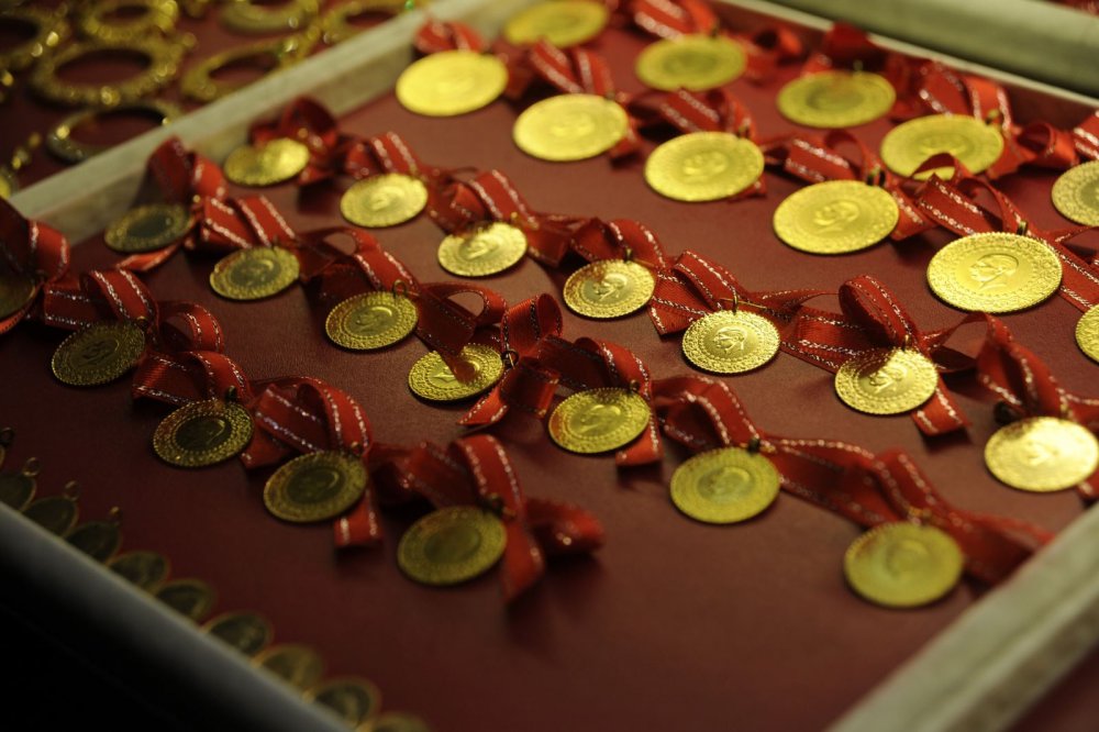 Altın fiyatlarının zirvesi yatırımcısına kanat taktıracak! Bu tarihe kadar toplayabildiğiniz kadar altın toplayın