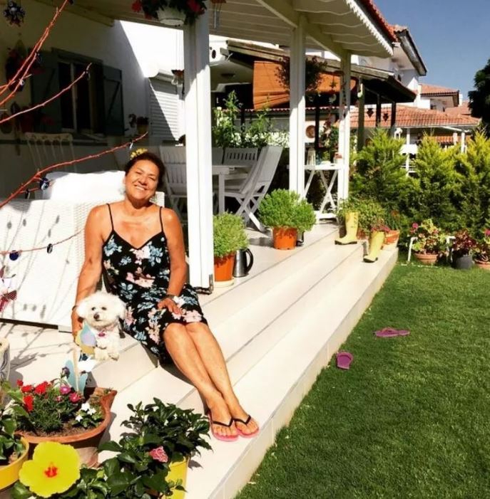 Hülya Darcan ın Çeşme de bulunan kırmızı panjurlu lüks evi! 