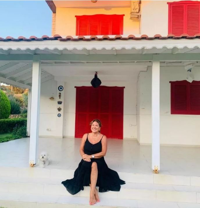 Hülya Darcan ın Çeşme de bulunan kırmızı panjurlu lüks evi! 