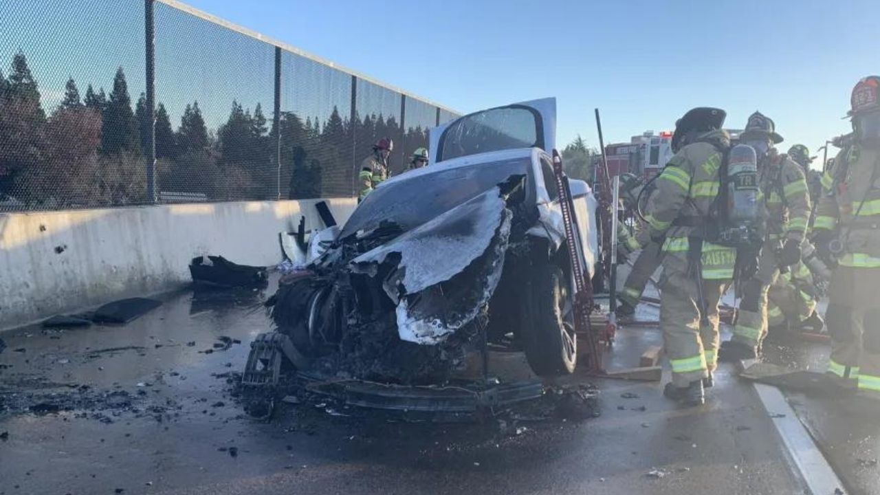 Tesla araçta yangın! 22 bin litre su kullanıldı!