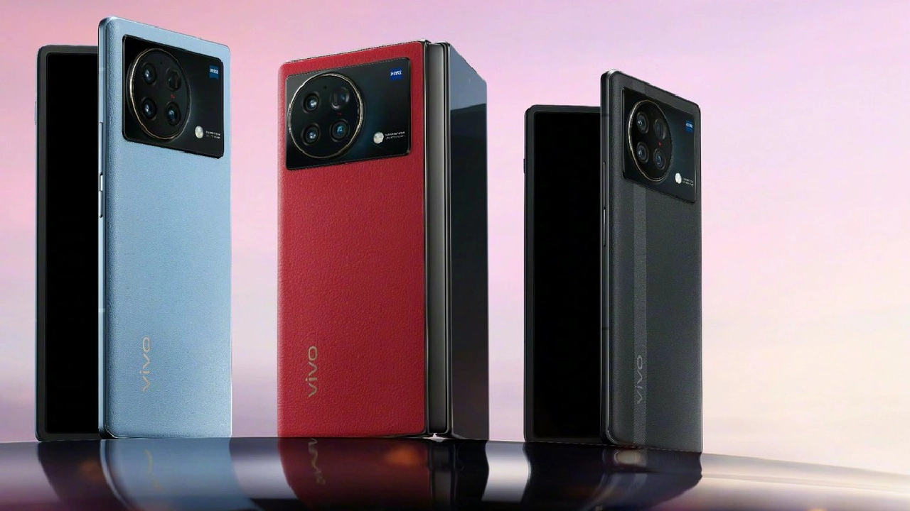 Vivo’nun yeni katlanabilir telefonu: Vivo X Fold sahne ışıkları altında!