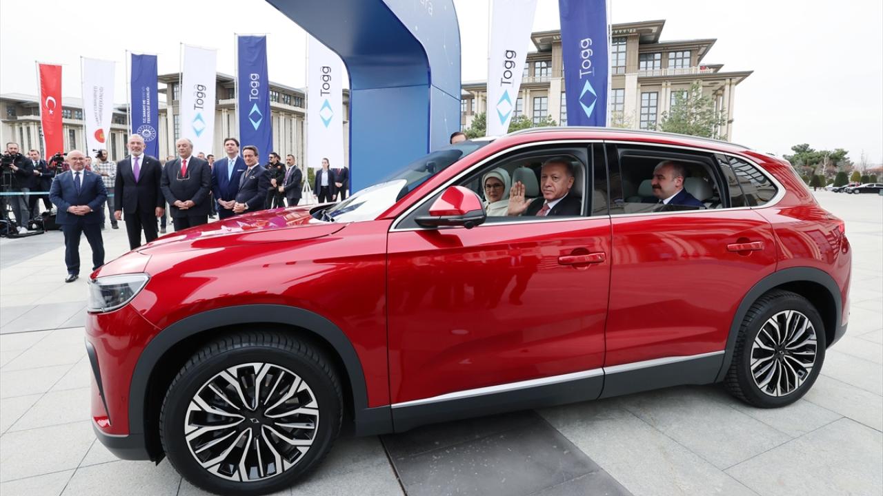 Son Dakika! Togg, Cumhurbaşkanı Erdoğan ve Emine Erdoğan a teslim edildi Plaka detayı dikkat çekti!