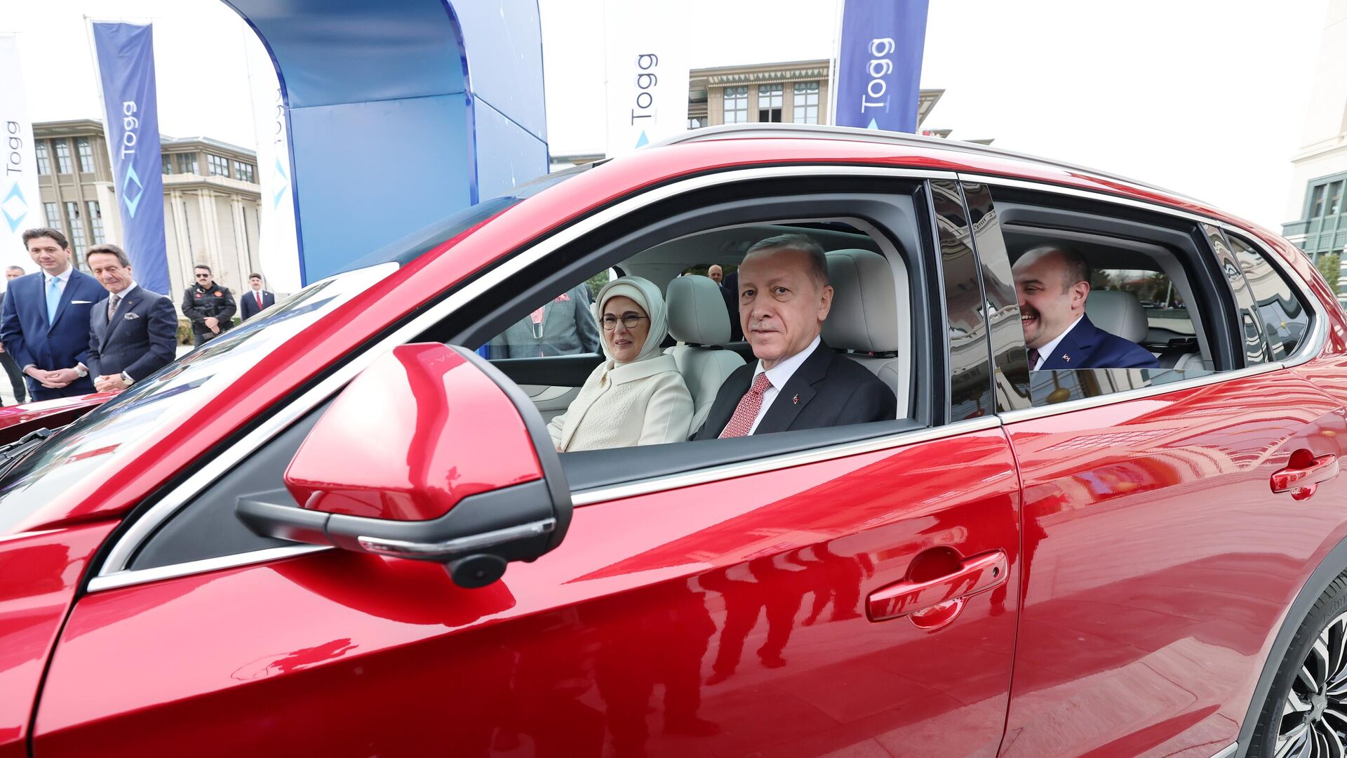 Son Dakika! Togg, Cumhurbaşkanı Erdoğan ve Emine Erdoğan a teslim edildi Plaka detayı dikkat çekti!