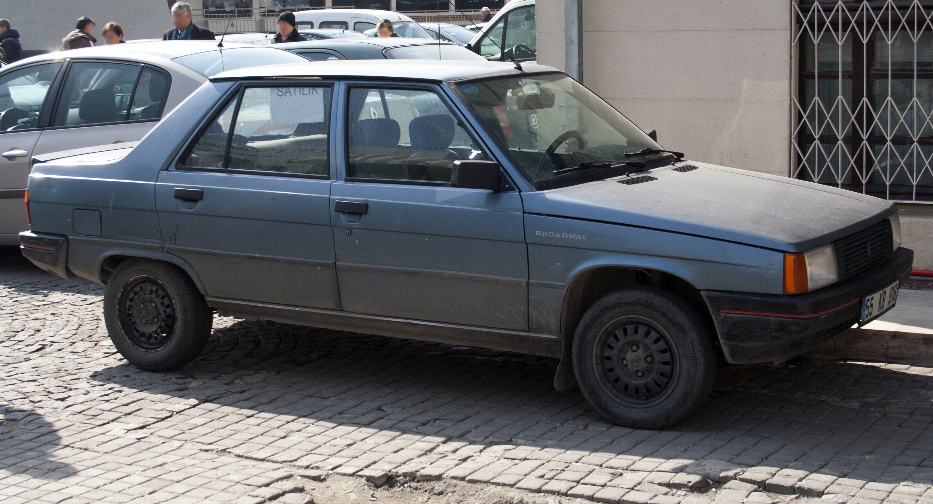 Renault Broadway 22 yıl sonra yeniden Türkiye de; 2023 model Broadway fiyatıyla da çok konuşulacak!