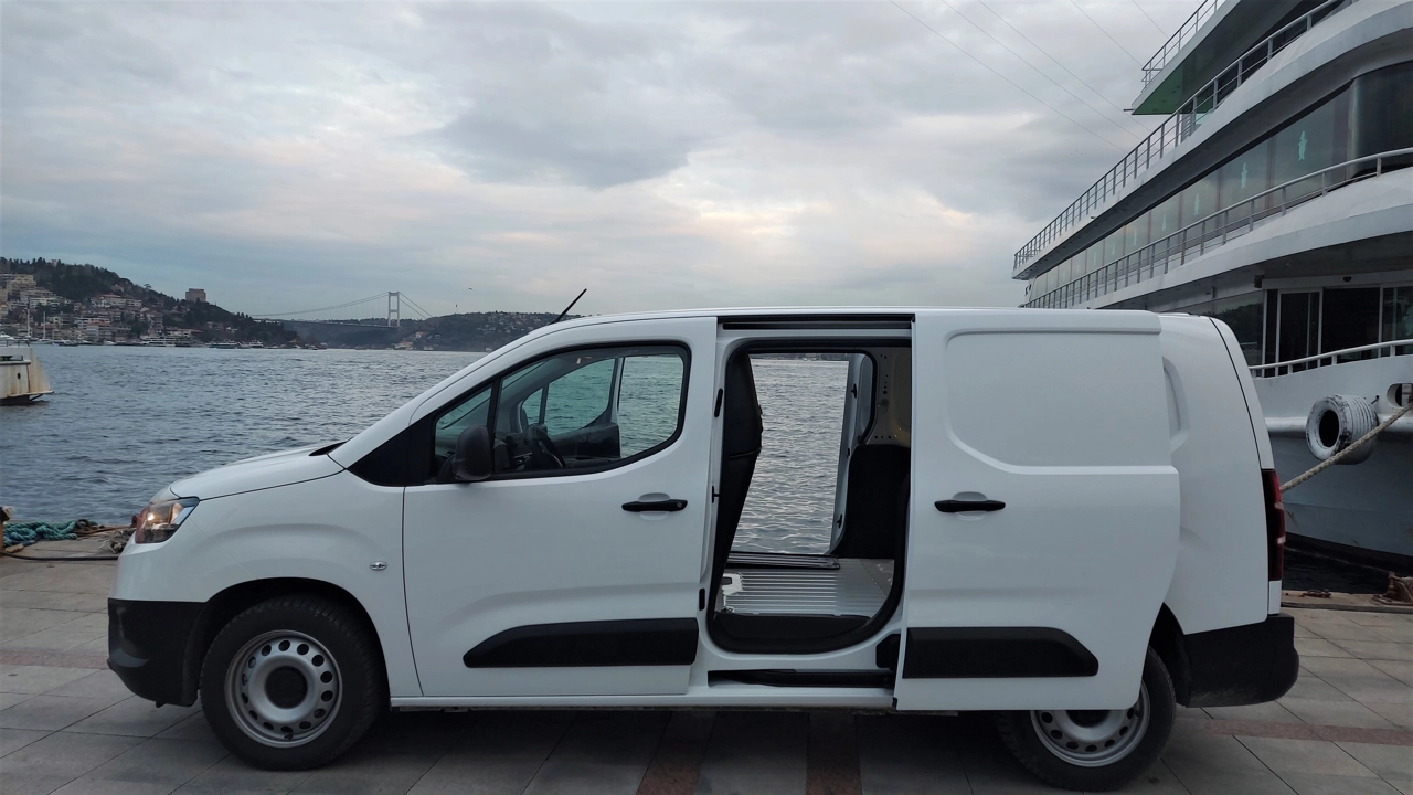 Uygun fiyatlı ticari araç sahibi olmak isteyenler hemen baksın! Toyota Proace City Cargo nun Nisan fiyatları belli oldu!