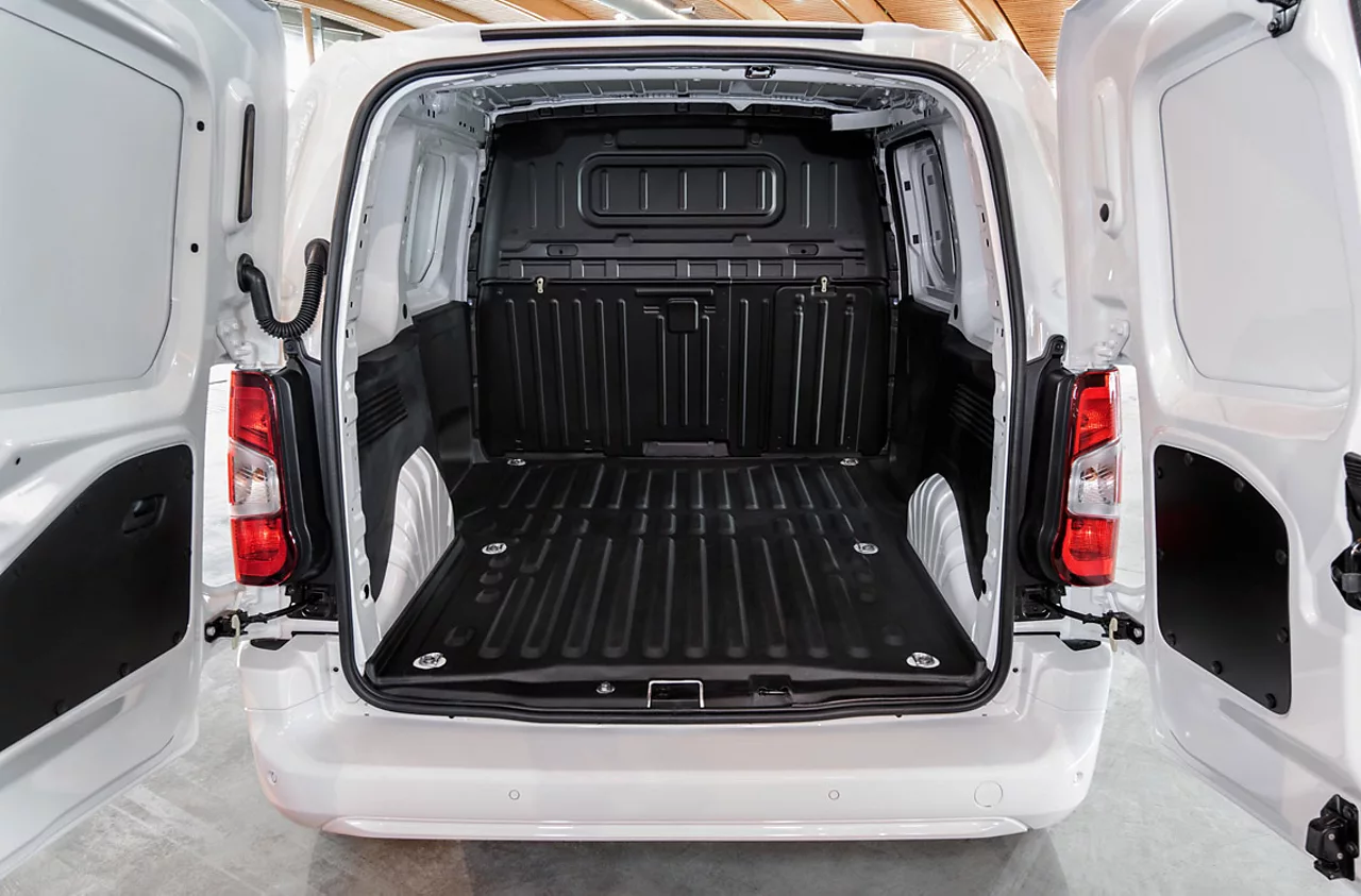 Uygun fiyatlı ticari araç sahibi olmak isteyenler hemen baksın! Toyota Proace City Cargo nun Nisan fiyatları belli oldu!