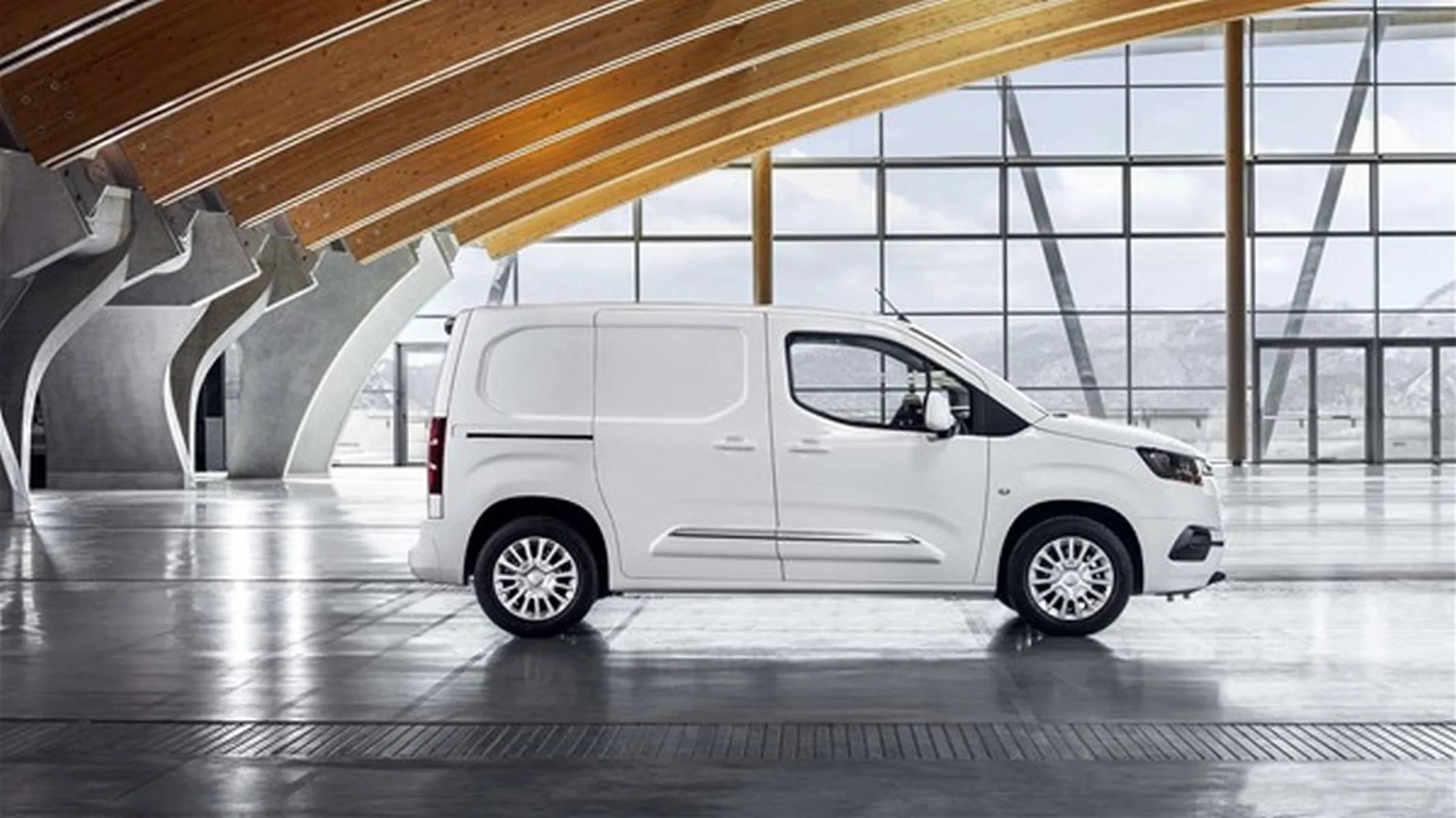 Uygun fiyatlı ticari araç sahibi olmak isteyenler hemen baksın! Toyota Proace City Cargo nun Nisan fiyatları belli oldu!