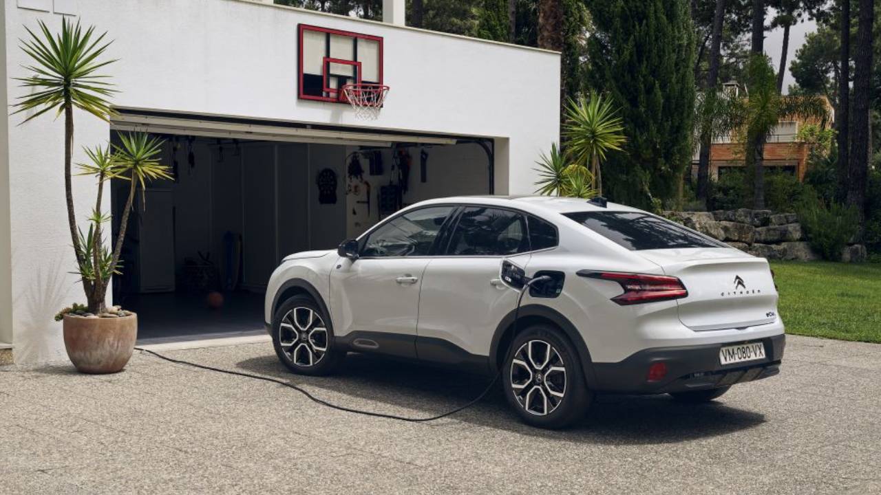 Citroen in elektrikli crossover modeli e-C4 X ne kadar oldu? İşte Citroen e-C4 X 2023 Nisan fiyatı...