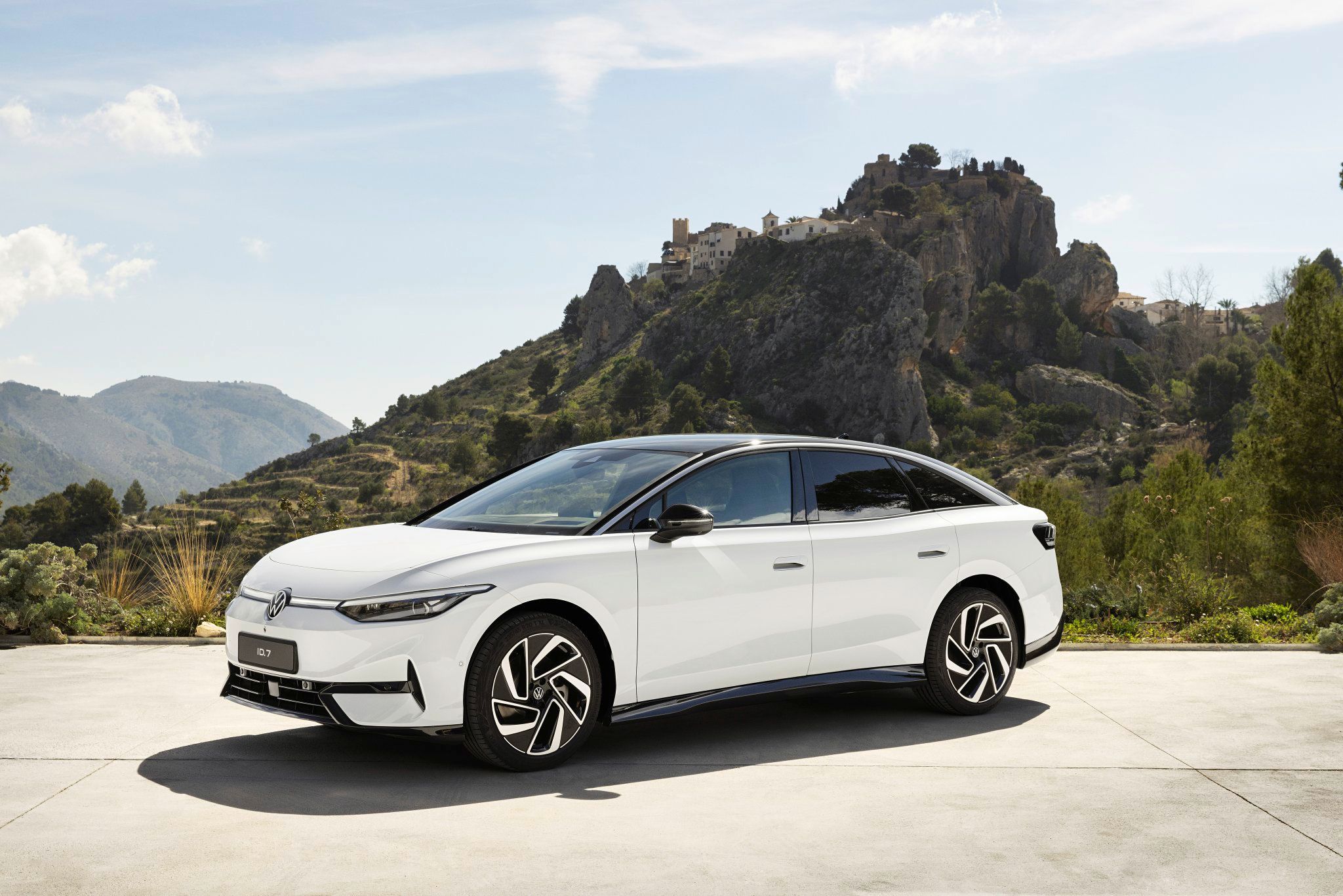 Üretimi durdurulan efsane otomobil Passat geri mi dönüyor? Volkswagen den şaşırtan hamle!