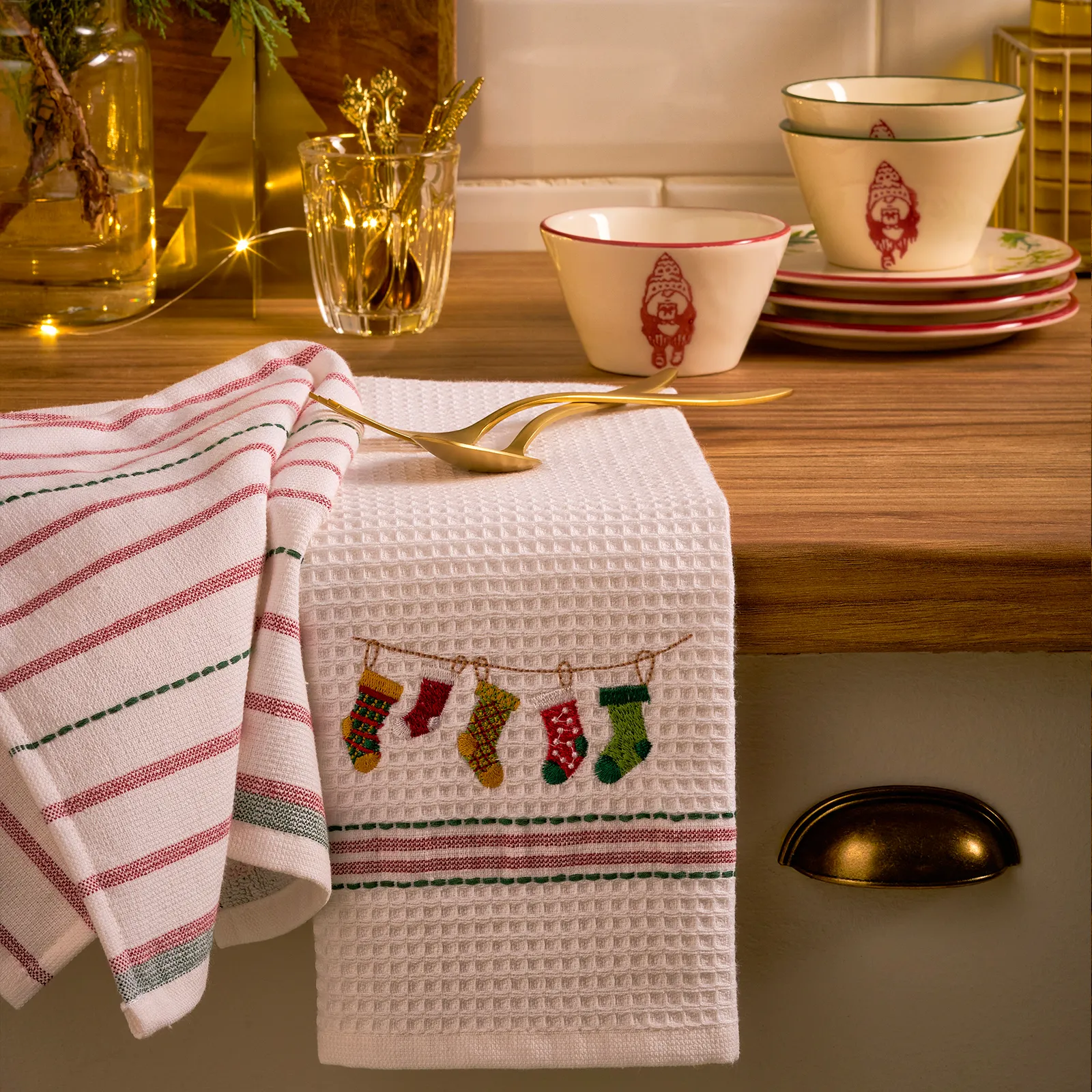 Emsan da Anneler Günü ne özel yüzde 50 ye varan indirim! Tencere seti bin 260, Kek kalıbı 159, Yemek takımı bin 79 TL