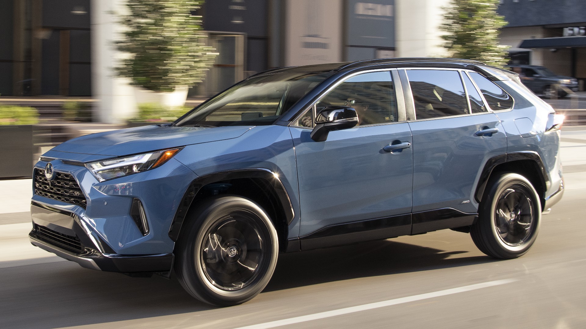 Toyota RAV4 2023 fiyat listesinde çılgınlık; SUV sürprizi