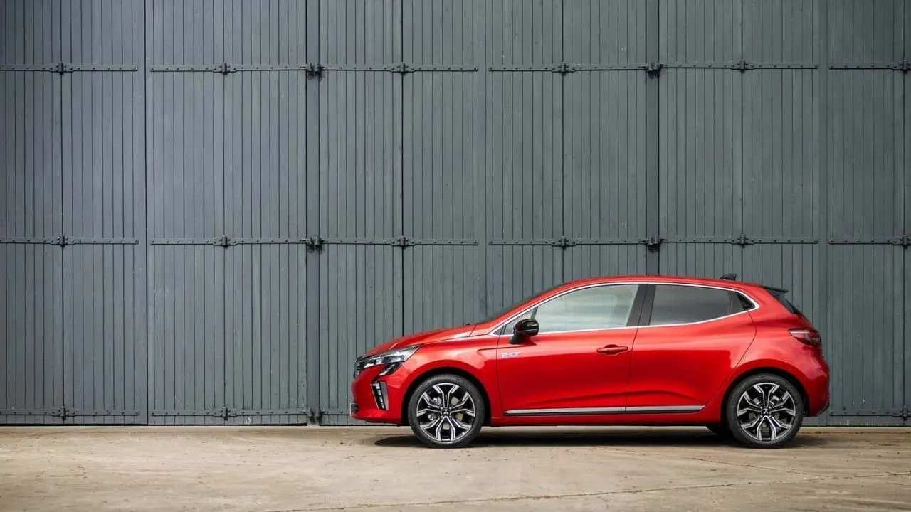 Renault Clio’nun üvey kardeşi sonunda tanıtıldı: Bursa da üretiliyor, fiyatı ise şimdiden gündem oldu bile