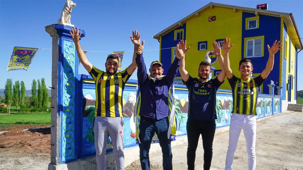 Fenerbahçeli inşaat ustası sarı lacivert sevdasını apartmanın duvarlarına işledi
